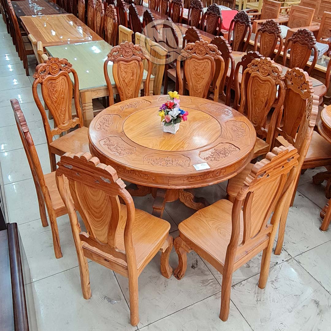 Bàn ăn tròn làm từ gỗ gõ đỏ tự nhiên phù hợp với bếp ăn phong cách cổ điển