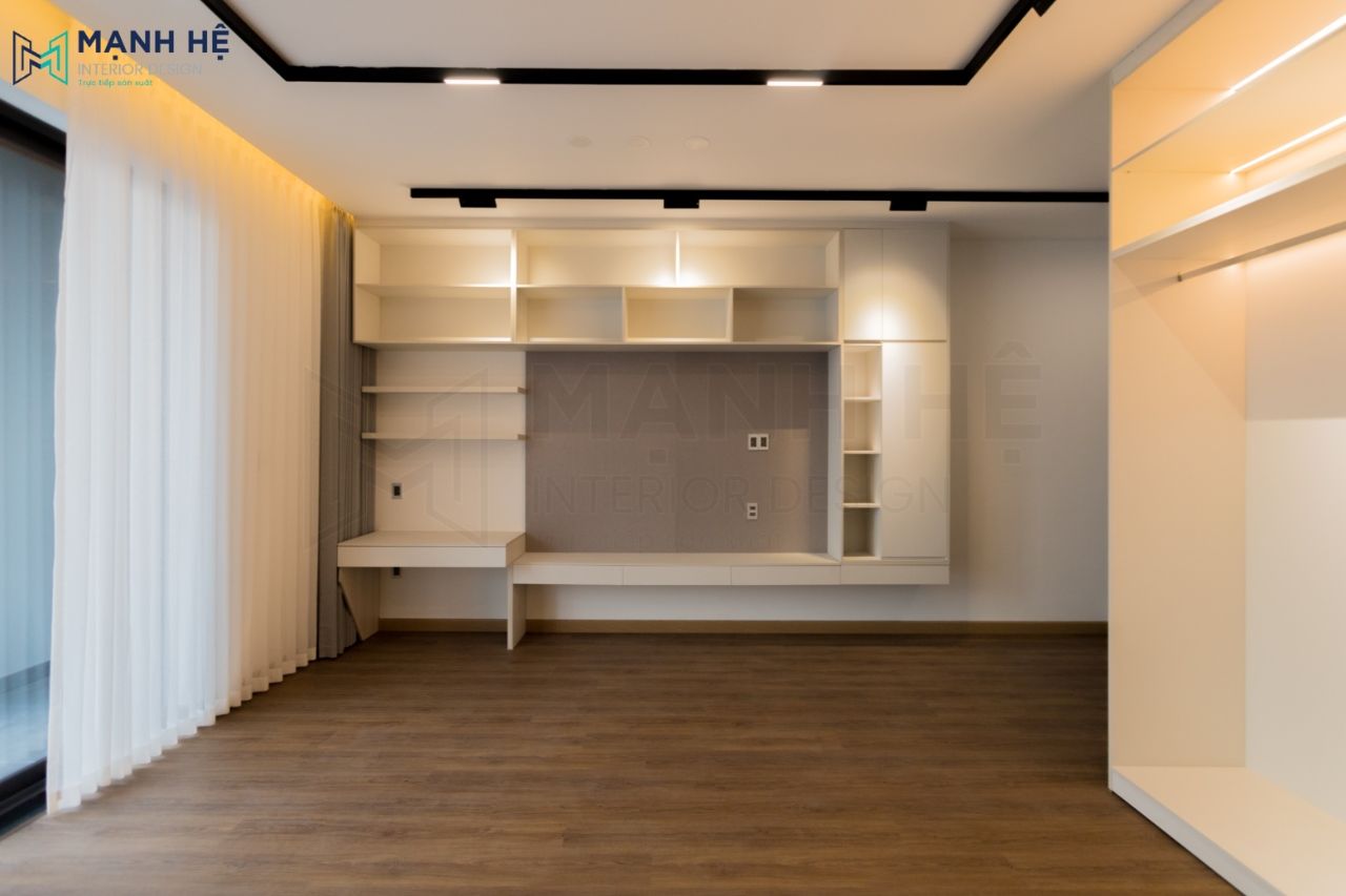 Thi công tủ tivi liền kề tạo thành khối với tủ trang điểm với tông màu trắng tinh tế nhẹ nhàng