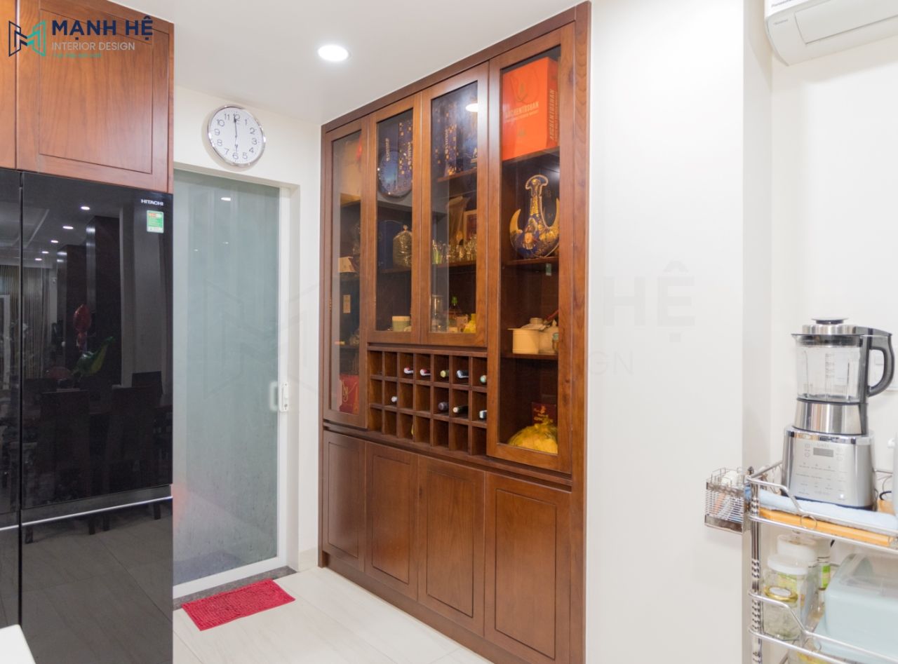 Tủ rượu quý được thiết kế âm tường tối ưu diện tích phòng bếp