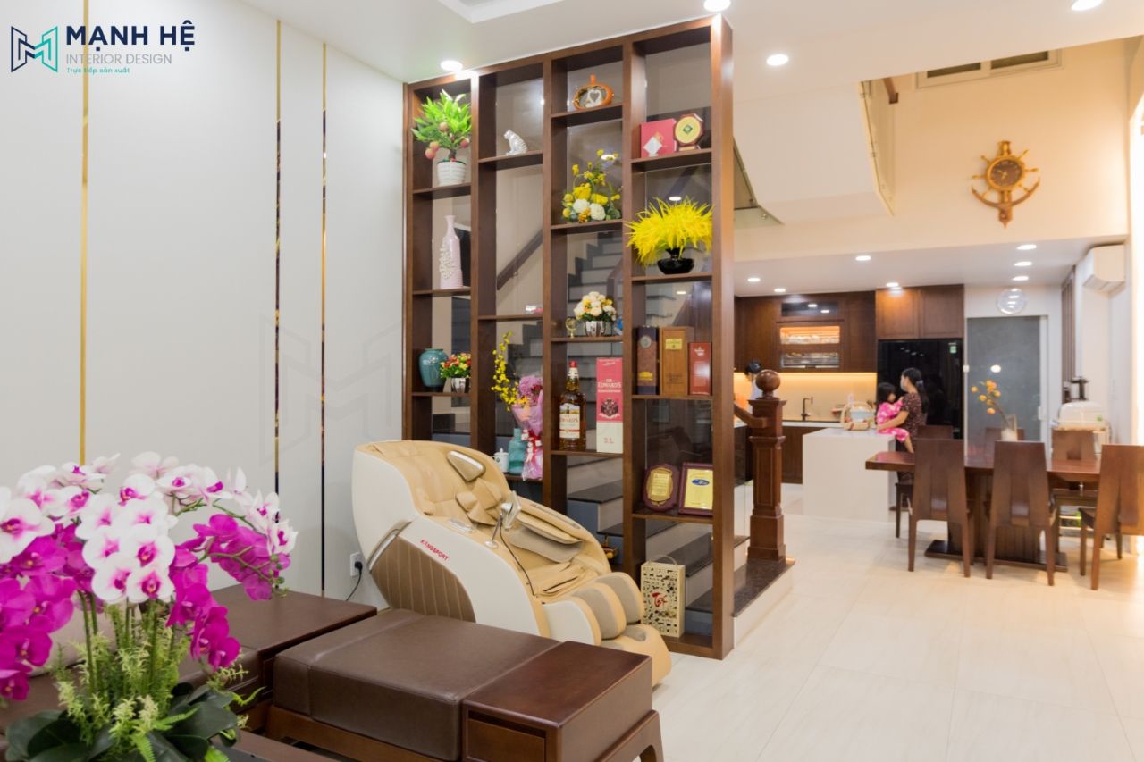 Kệ gỗ trang trí giúp phân chia không gian phòng khách - bếp