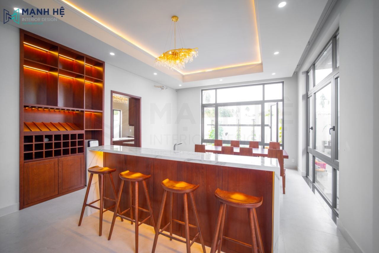 Tủ rượu được thi công với nhiều ngăn lớn và nhỏ khác nhau được sử dụng gỗ sang trọng