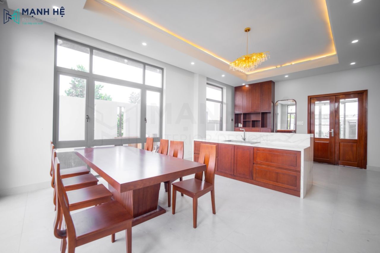 Không gian phòng ăn được thiết kế đầy đủ tiện nghi với nội thất gỗ sang trọng