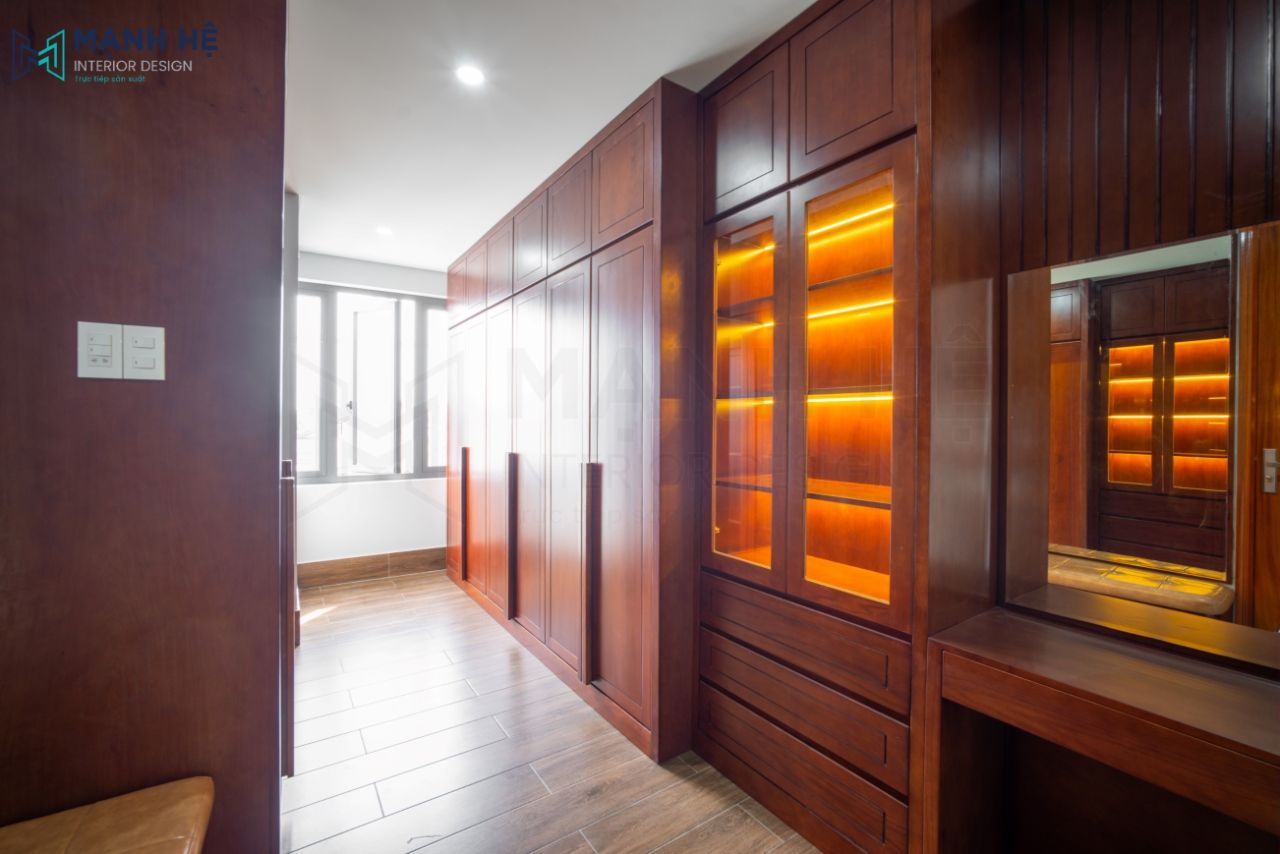 Tối ưu không gian lưu trữ với tủ quần áo cao kịch trần kết hợp với tủ trang sức chạy đèn led sang trọng