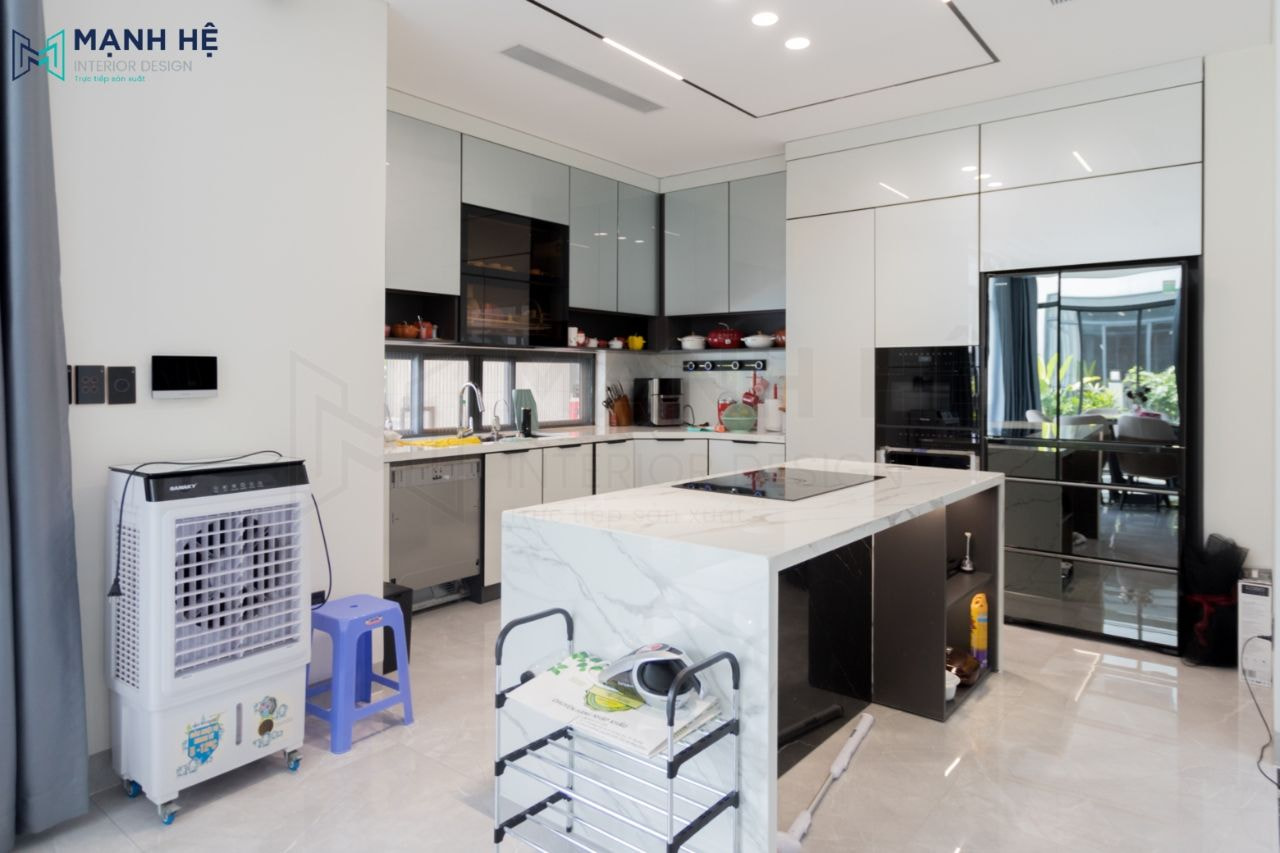 Hệ tủ bếp cao đụng trần phủ acrylic sáng bóng