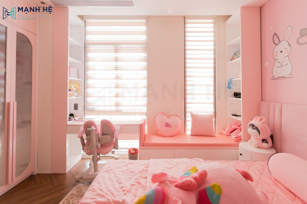 Bục ngồi thư giãn đặt cạnh cửa sổ tạo không gian cho bé thư giãn, đọc sách
