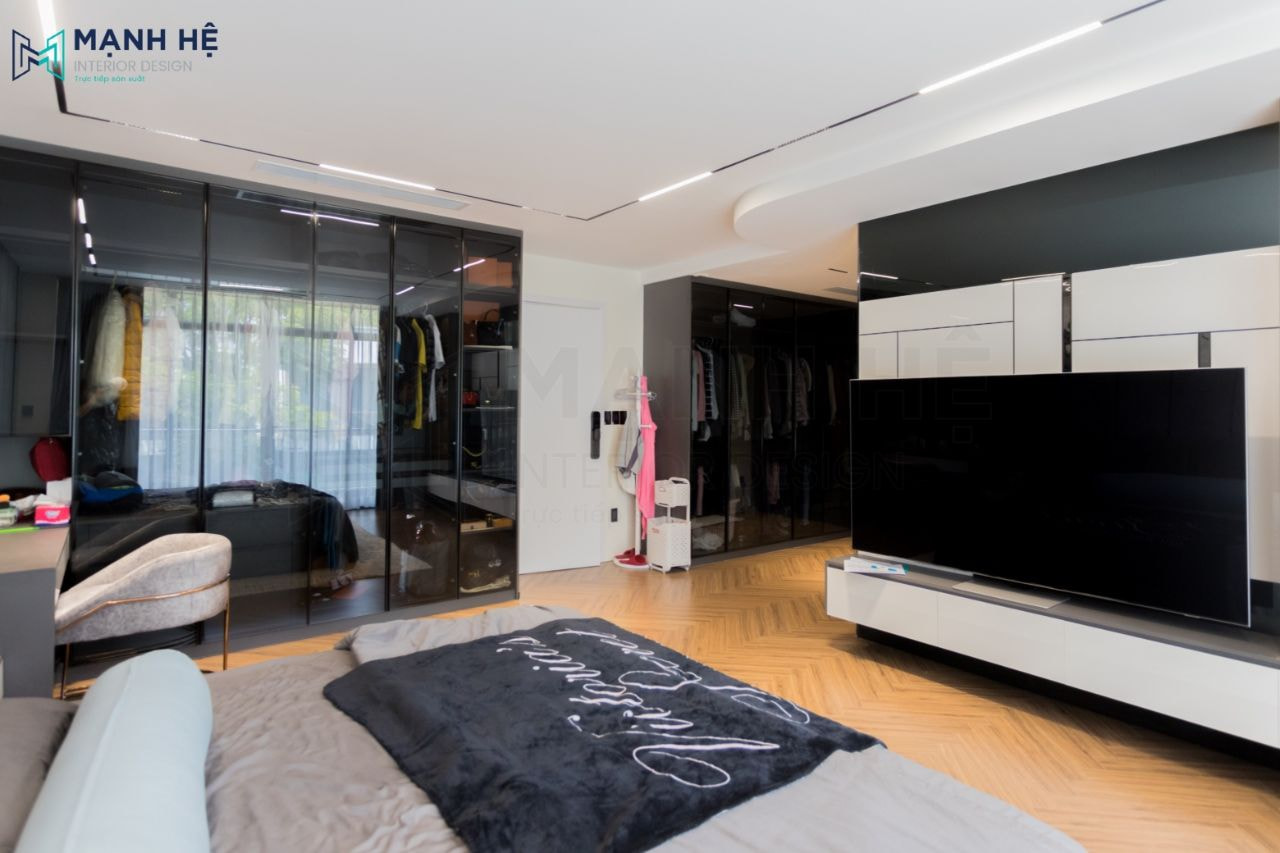Kệ tivi gỗ công nghiệp với mảng tường phía sau ốp gỗ công nghiệp phủ acrylic