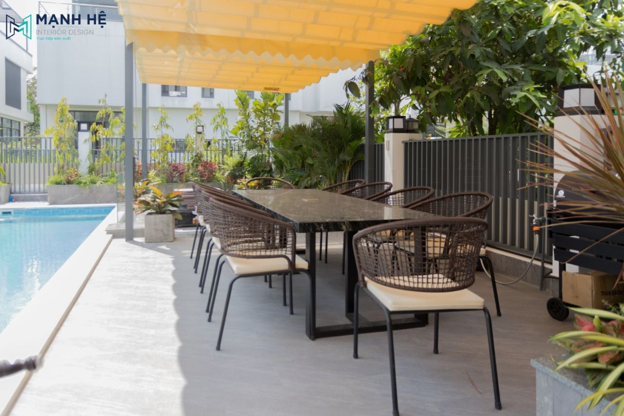 Không gian uống trà của gia chủ cạnh bể bơi