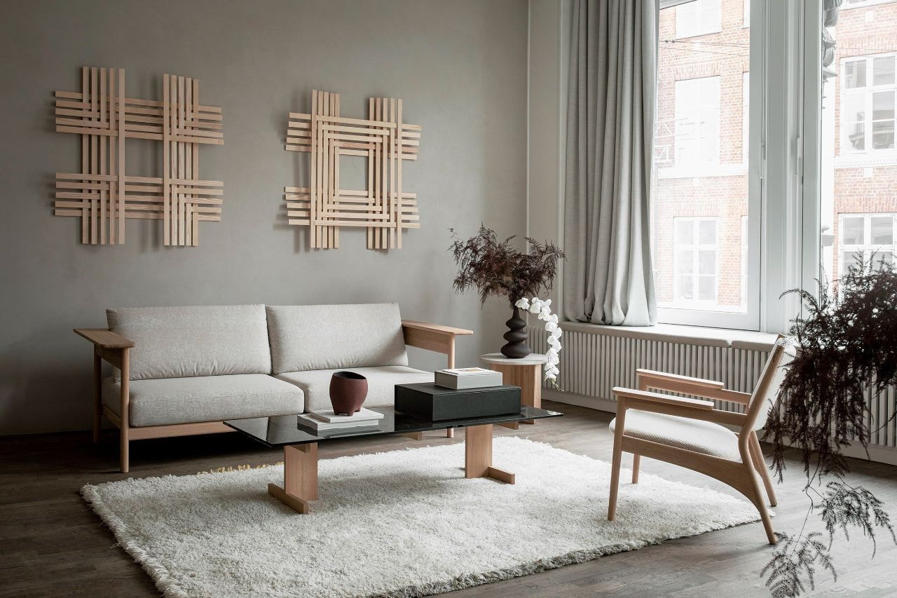 Không gian phòng khách chung cư với bộ bàn trà và thanh gỗ decor tường ấn tượng đem lại hơi hướng Nhật Bản rất rõ cho gia chủ