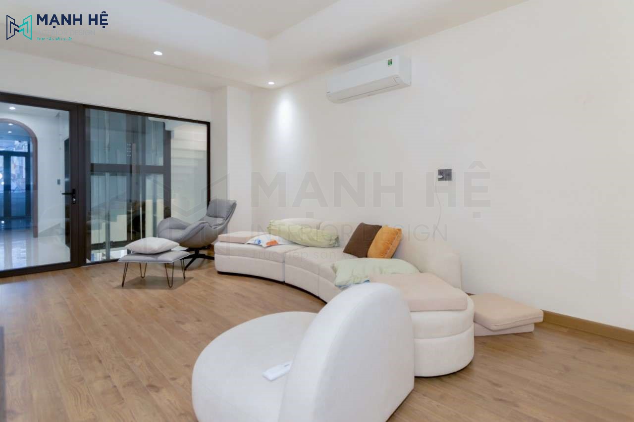 Phòng khách được thiết kế đơn giản, bố trí bộ sofa tông màu trắng tinh tế