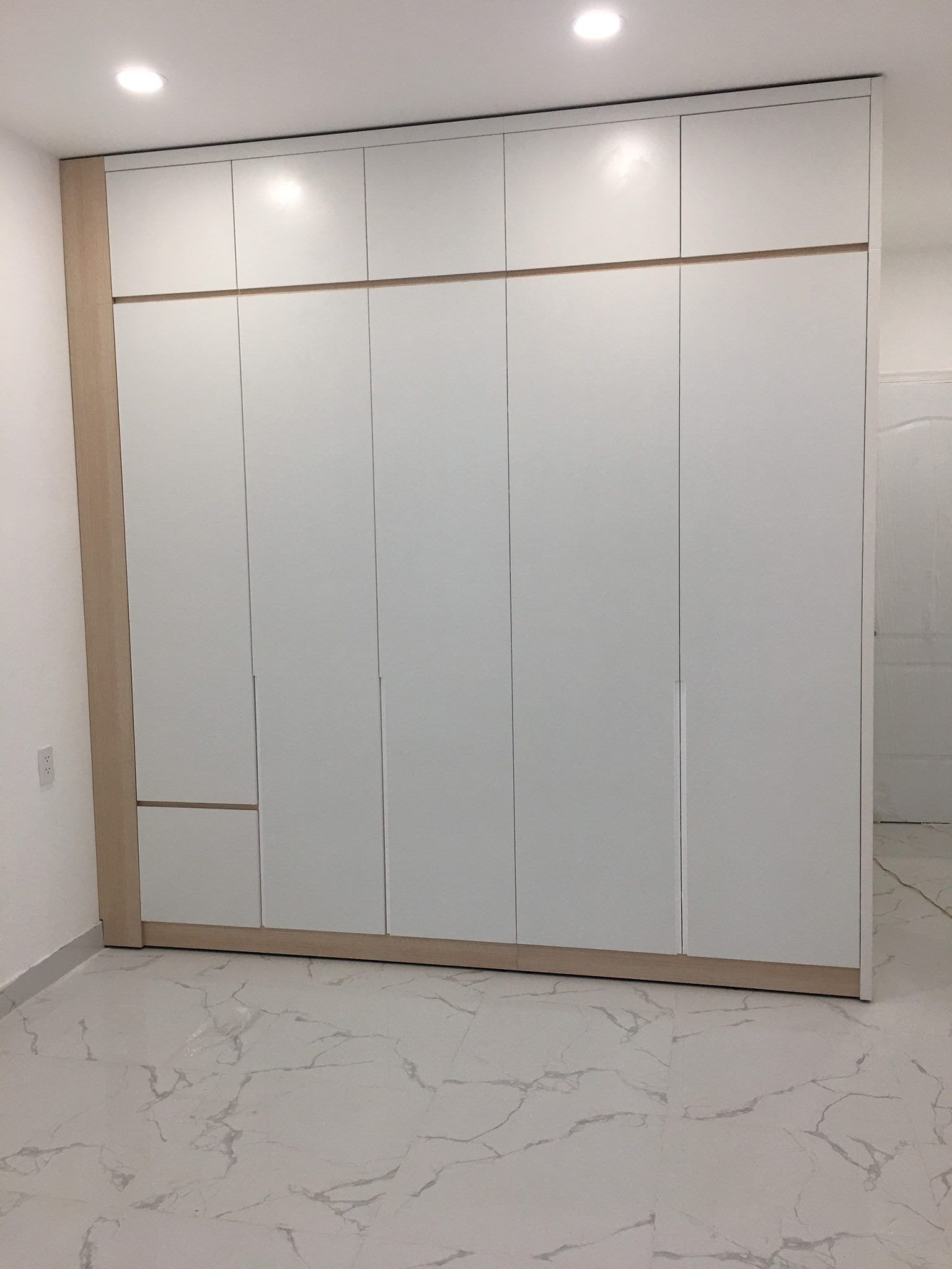 Tủ quần áo 5 cánh hợp phong thủy và tính linh hoạt cao
