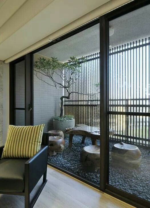 Bàn trà gỗ nguyên khối đặt ở ban công tạo không gian thư giãn dễ chịu