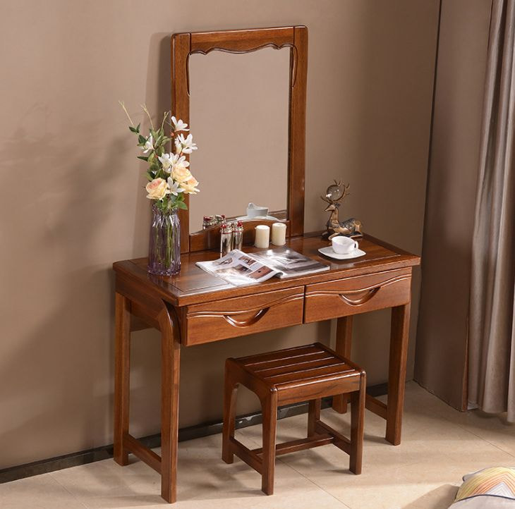 Bàn trang điểm được tận dụng làm nơi đọc sách, bàn làm việc, đặt đồ trang trí,..linh hoạt ứng dụng