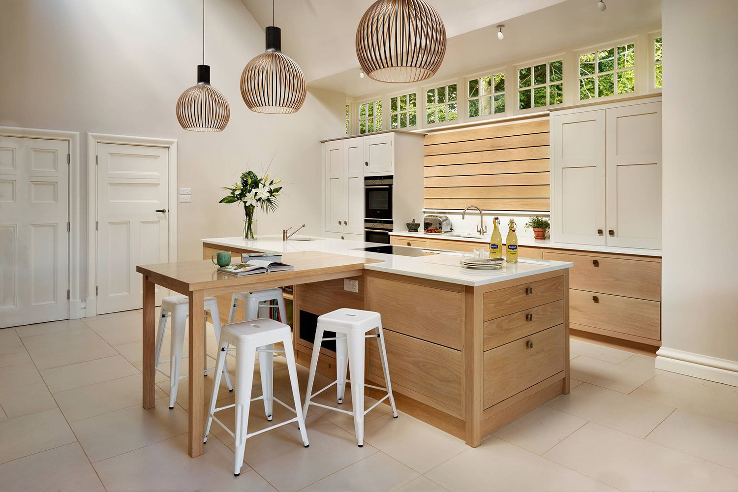 Lối thiết kế bàn đảo bếp gắn liền bàn ăn tiện lợi và độc đáo