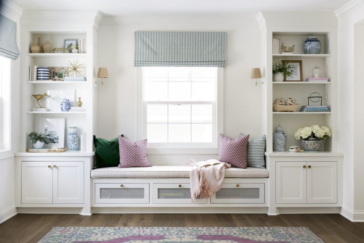 Tủ quần áo kết hợp ghế sofa chữ I đặt bao quanh cửa sổ