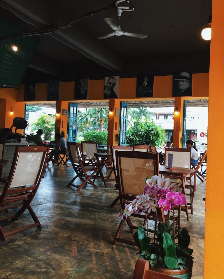 bên trong almacen cafe