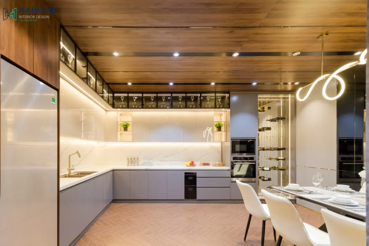 Không gian bếp sáng sủa với tủ bếp chữ L và đèn led chiếu sáng 