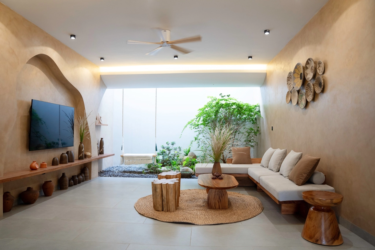 Phòng khách đậm chất nghệ thuật với mẫu bàn trà gỗ hình oval uốn lượn kết hợp bộ sofa chữ L