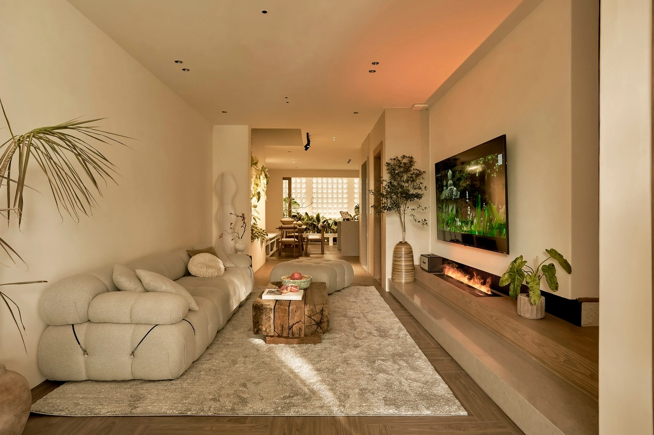 Mẫu bàn trà gỗ tự nhiên nguyên khối kết hợp bộ sofa lớn màu kem