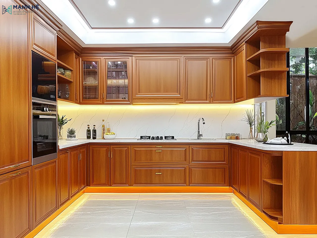 Mẫu tủ bếp gỗ gõ đỏ đẹp với những ngăn tủ kích thước khác nhau để bạn dễ trong việc sắp xếp vật dụng,   cùng dáng bếp chữ U mang lại sự tiện nghi trong nấu nướng