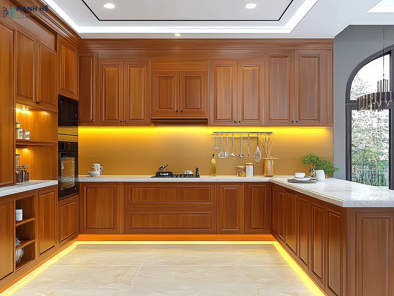 Tủ bếp gỗ gõ đỏ kịch trần đạp độc đâó với mặt bếp ốp kính tích hợp đèn leb hiện đại, cùng các thiết bị bếp âm tủ