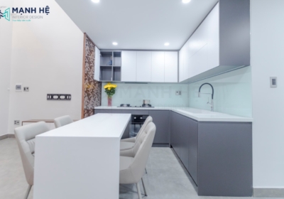 Tủ bếp chữ L màu xám trắng TBM34