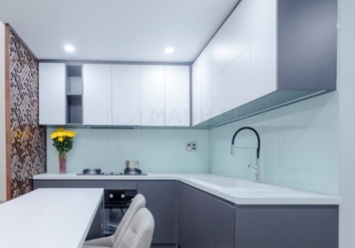 Tủ bếp chữ L màu xám trắng TBM34