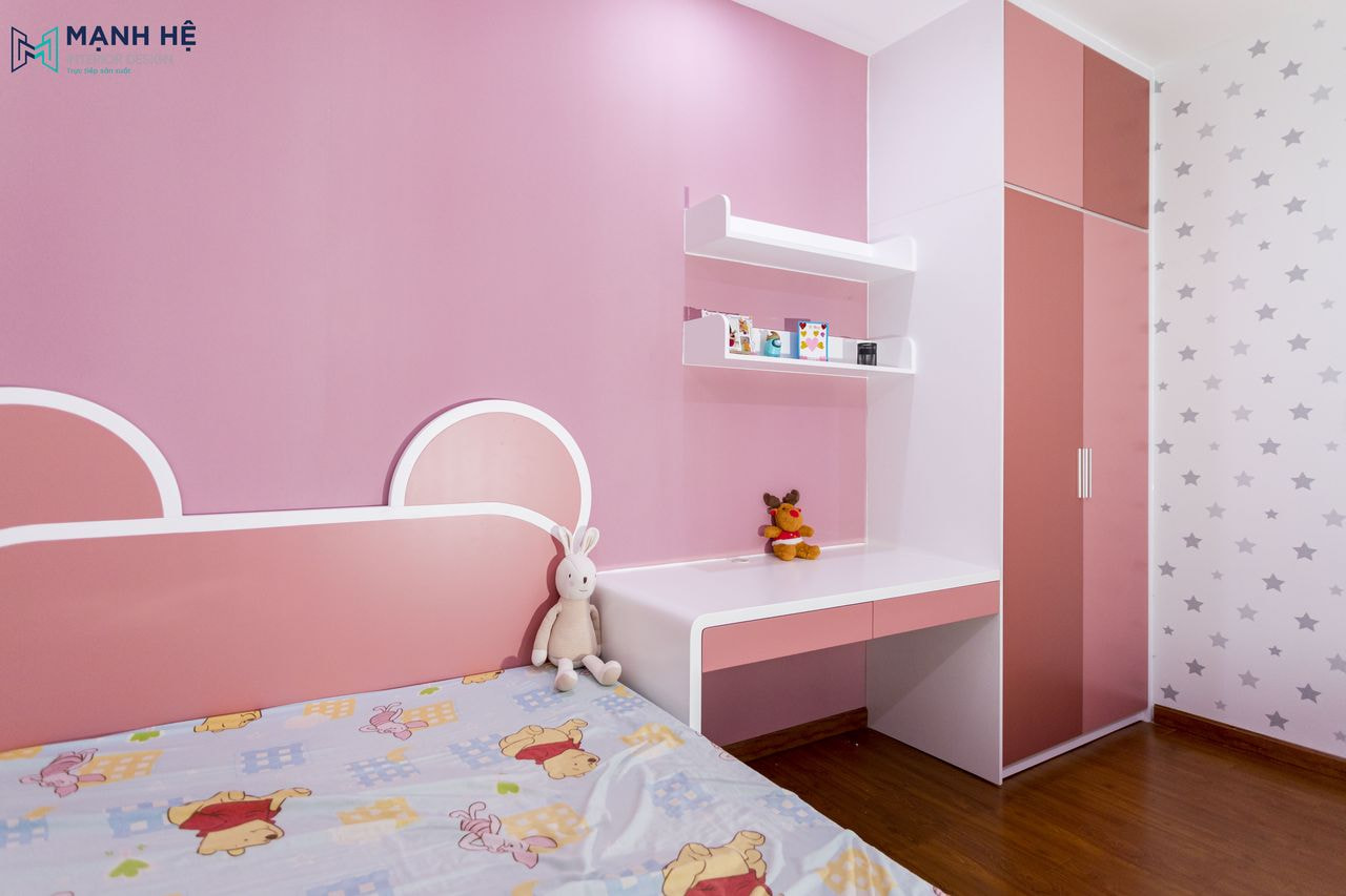 Bàn học được thiết kế liền mạch với hệ tủ quần áo kịch trần giúp tiết kiệm diện tích cho không gian
