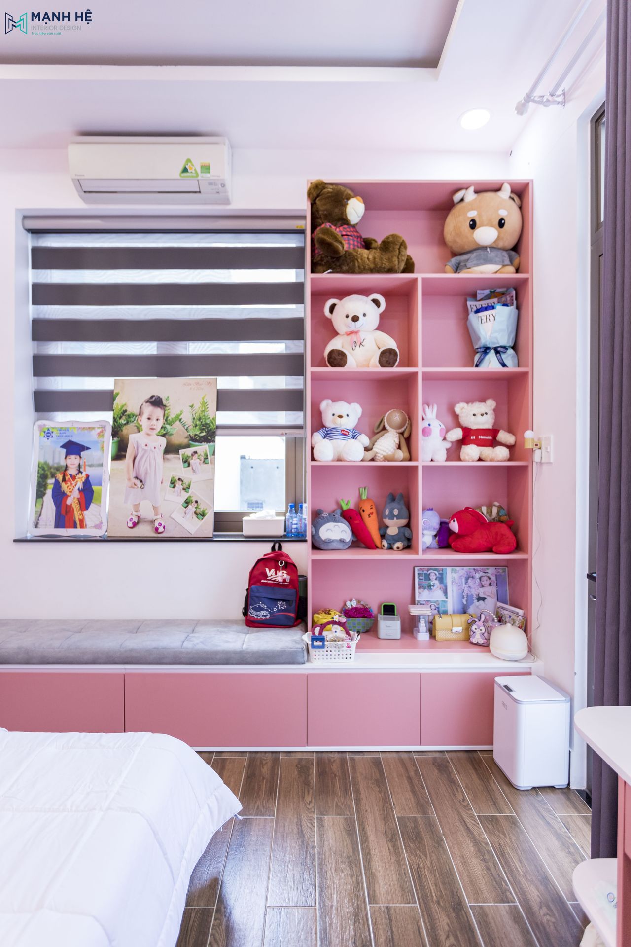Hệ tủ trang trí thiết kế liền mạch với bục ngồi tích hợp các ngăn chứa giúp tối ưu diện tích cho không gian