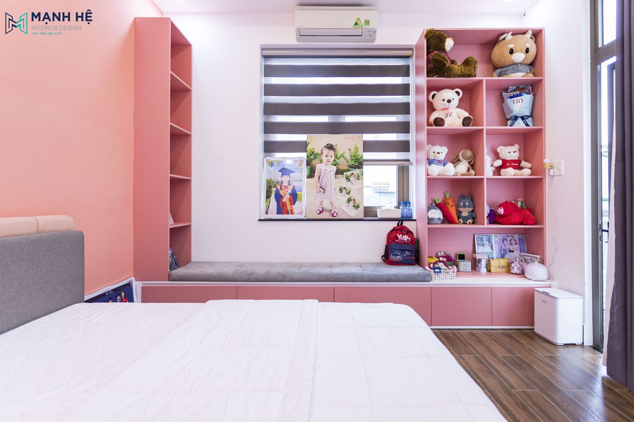 Tổng quan phòng ngủ cho bé gái mang phong cách hiện đại nổi bật với thiết kế cửa sổ rèm cầu vòng giúp linh hoạt điều chỉnh ánh sáng tự nhiên