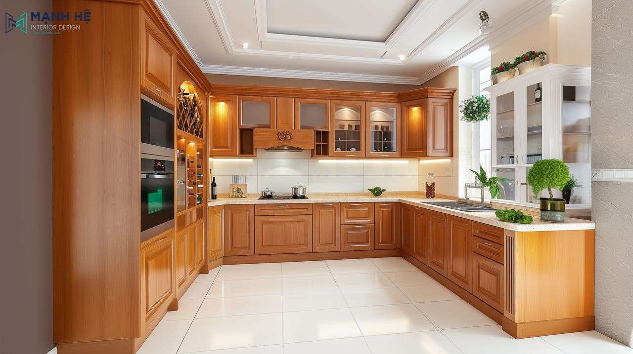 Tủ bếp chữ U được tôn lên vẻ ấm cúng với chất liệu gỗ xoan đào