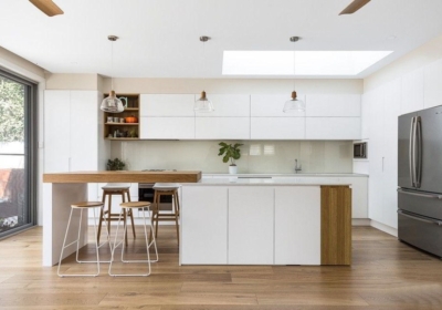 Mẫu tủ bếp chữ i kết hợp với các kệ tủ giúp bạn có thêm không gian decor cho phòng bếp trở nên sinh động
