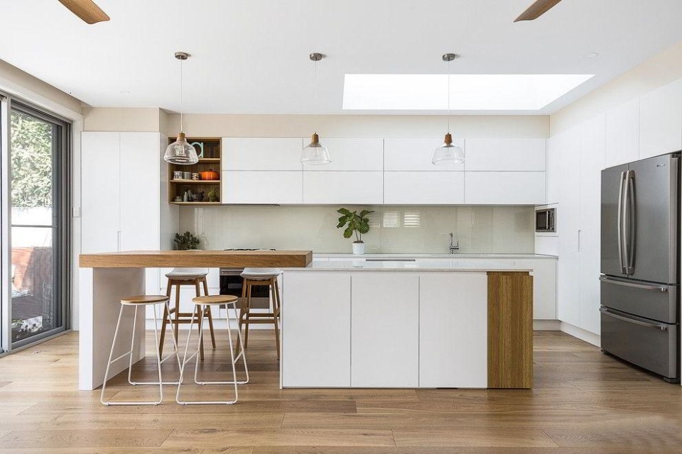 Mẫu tủ bếp chữ i kết hợp với các kệ tủ giúp bạn có thêm không gian decor cho phòng bếp trở nên sinh động