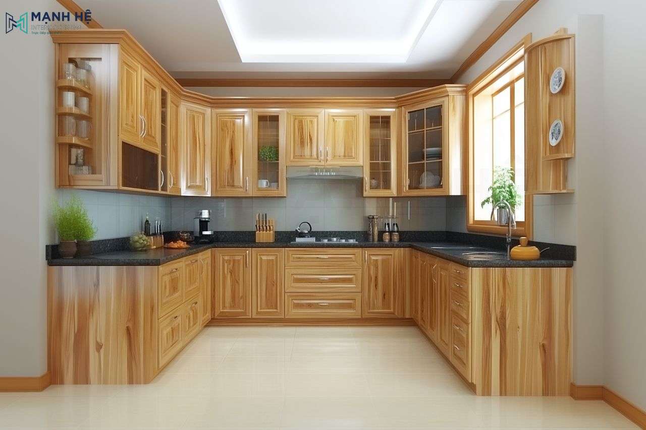 Mẫu tủ bếp gỗ sồi chữ U mang vẻ đẹp mộc mạc với màu nâu sáng nổi bật với màu đen của đá bếp