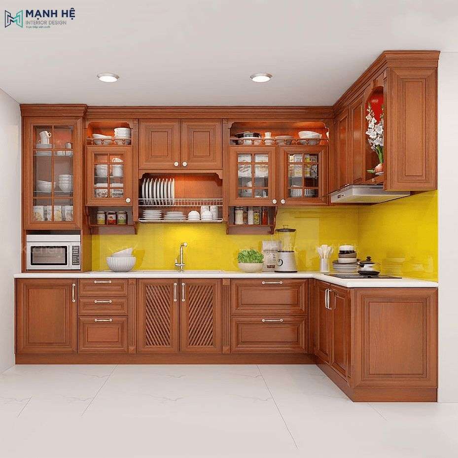 Mẫu tủ bếp gỗ tự nhiên có bàn thờ ông táo với thiết kế chữ L và tích hợp nhiều ngăn đựng chén bát 