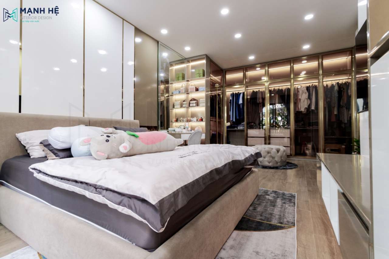 Sử dụng vách ốp gỗ acrylic chạy đường ron vàng sang trọng làm điểm nhấn cho không gian