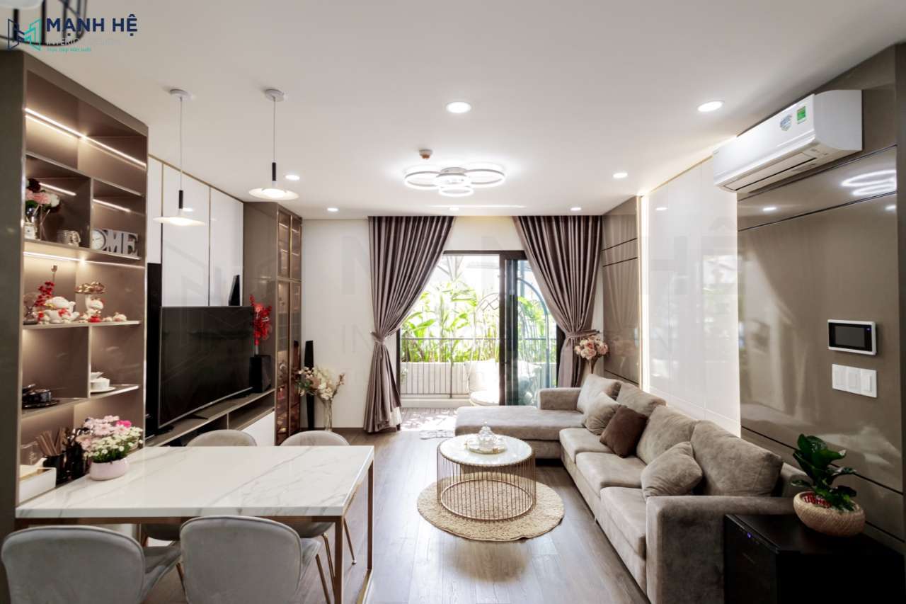 Từ hướng cửa nhìn vào phòng khách bộ sofa kết hợp với bàn trà trong hình lồng chim sang trọng