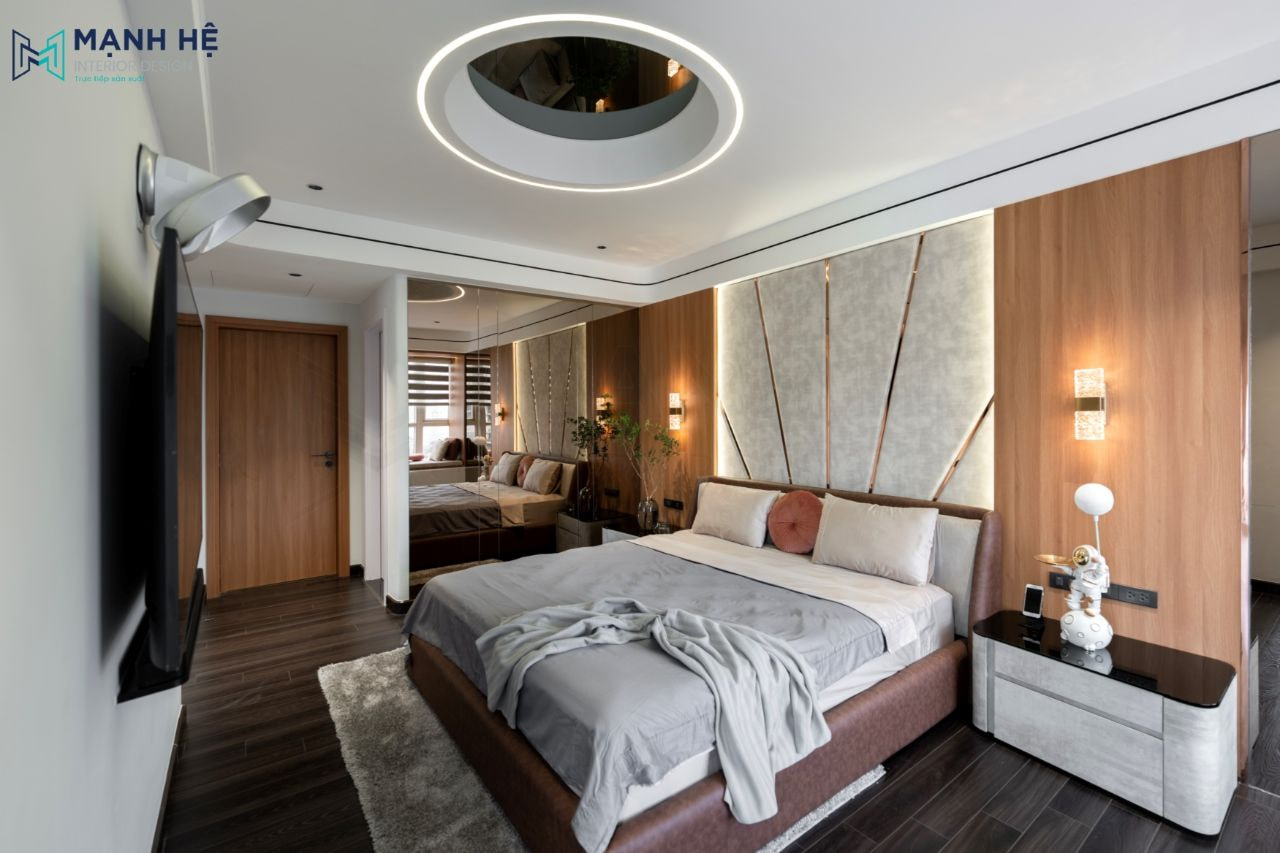 Góc từ cửa sổ nhìn vào là chiếc giường ngủ bọc nệm hiện đại, cùng vách ốp kính thủy sang trọng