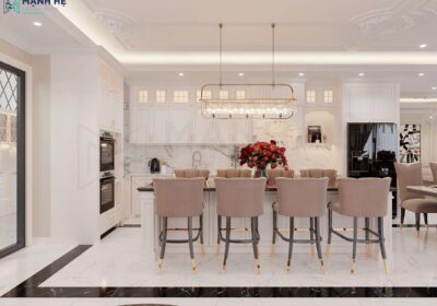 Thiết kế hệ tủ bếp chữ L màu trắng với các đường pano không khỏi làm mọi người choáng ngợp khi nhìn vào