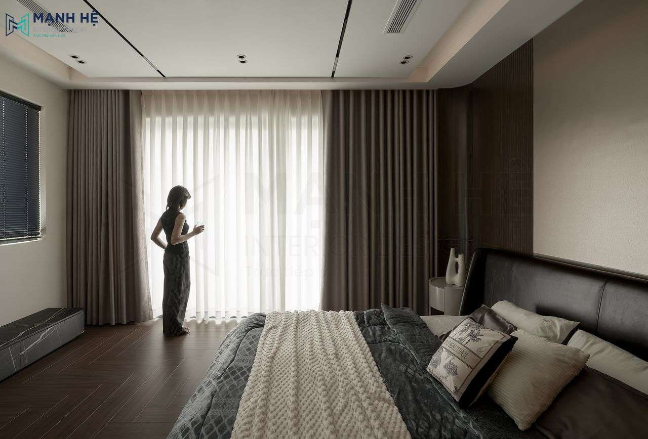 Phòng ngủ nhẹ nhàng tinh tế được điều chỉnh ánh sáng bằng đèn trần và hệ rèm 2 lớp