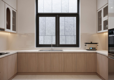 Thiết kế phòng bếp với hệ tủ bếp công nghiệp chữ U phủ Acrylic sáng bóng sang trọng