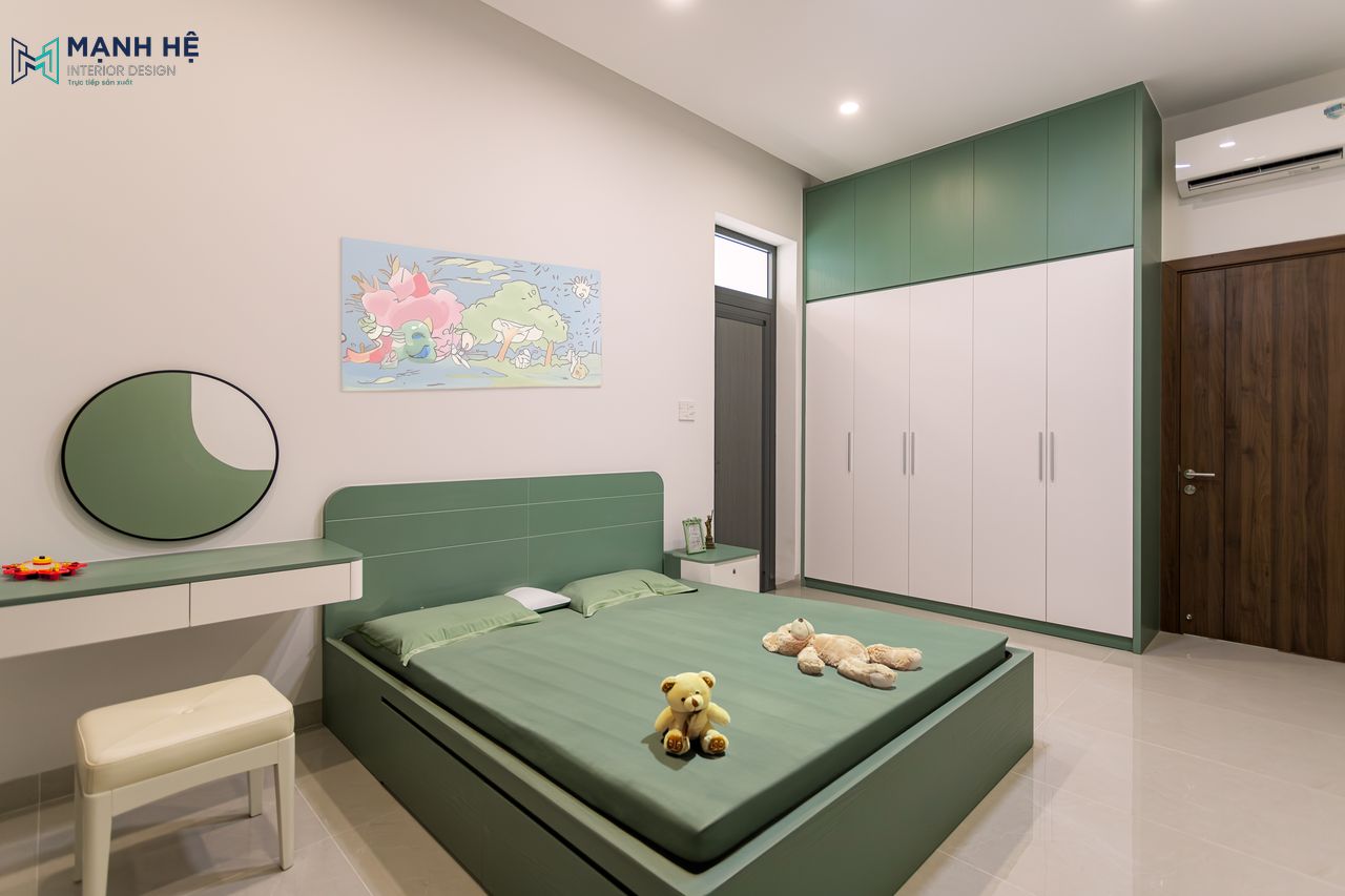 Tủ quần áo kịch trần rộng rãi giúp gia chủ thoải mái cất trữ quần áo, phòng ngủ nổi bật với 2 gam màu duy nhất là màu trắng - xanh