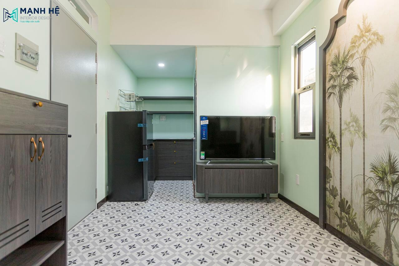 Sàn nhà được lát gạch hoa văn mang đến cảm giác cổ điển và sang trọng. kết hợp cùng nội thất gỗ tối màu đem lại vẻ đẹp hiện đại và cá tính
