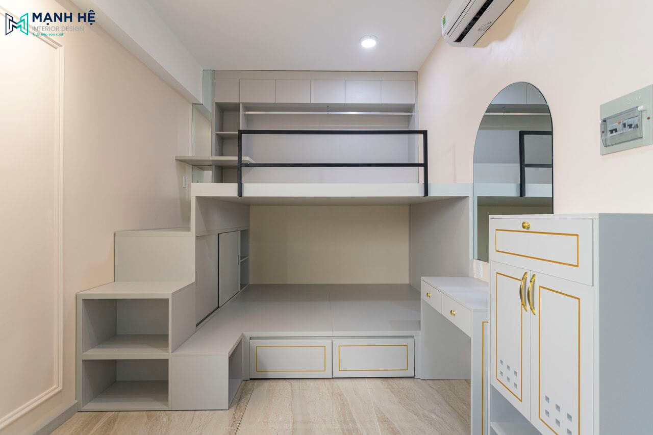 Tầng trên được lắp đặt lan can sắt để đảm bảo an toàn cho người sử dụng, cùng hệ thống đèn led âm trần hiện đại
