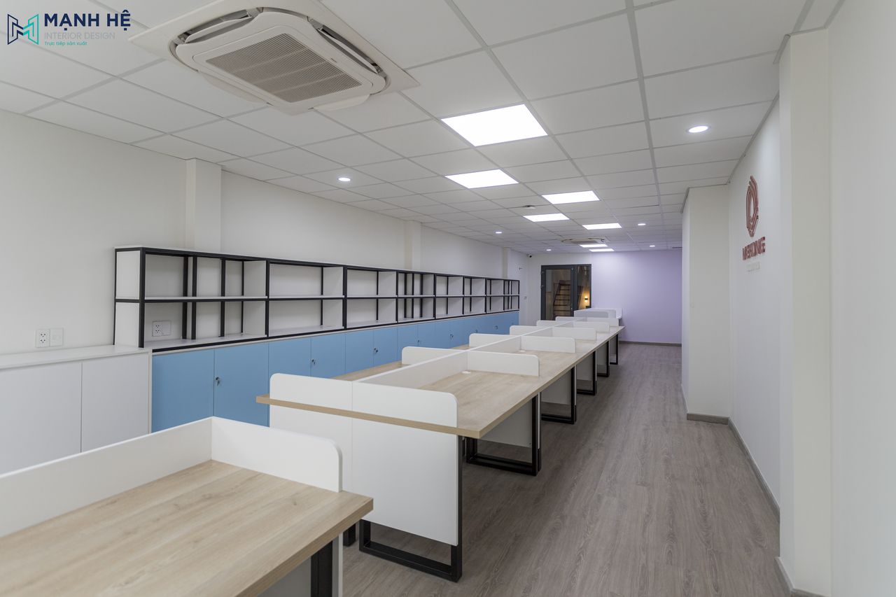 Phòng làm việc tầng 2 với gam màu trắng chủ đạo và sử dụng toàn gỗ công nghiệp cho nội thất trong phòng