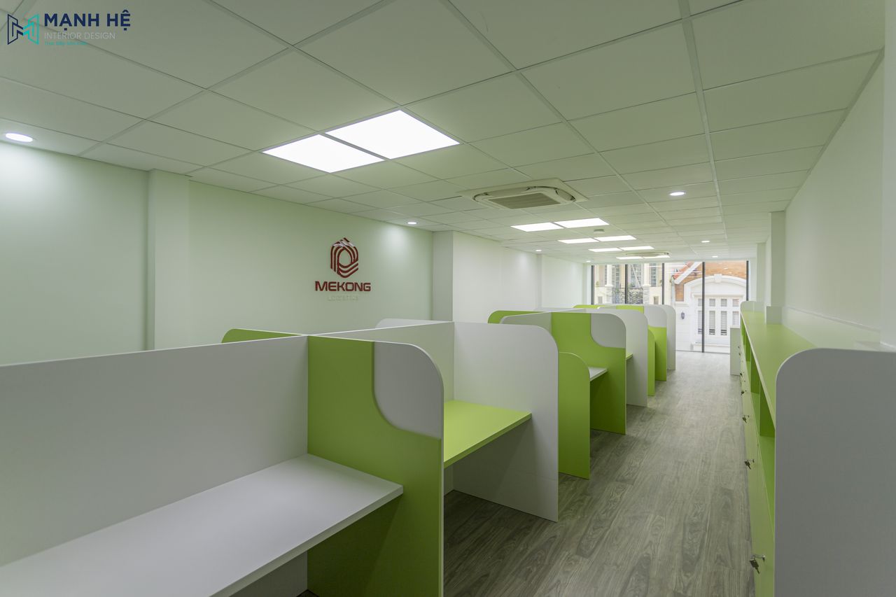 Bàn làm việc gỗ công nghiệp kết hợp 2 màu trắng - xanh lá với vách ngăn đứng phân chia không gian bằng gỗ công nghiệp