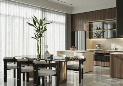 Phòng bếp villa hiện đại với hệ tủ chữ L vân gỗ, đảo bếp trung tâm và bàn ăn 6 ghế cạnh cửa kính lớn, sàn lát đá bóng cùng rèm mỏng đón sáng tự nhiên