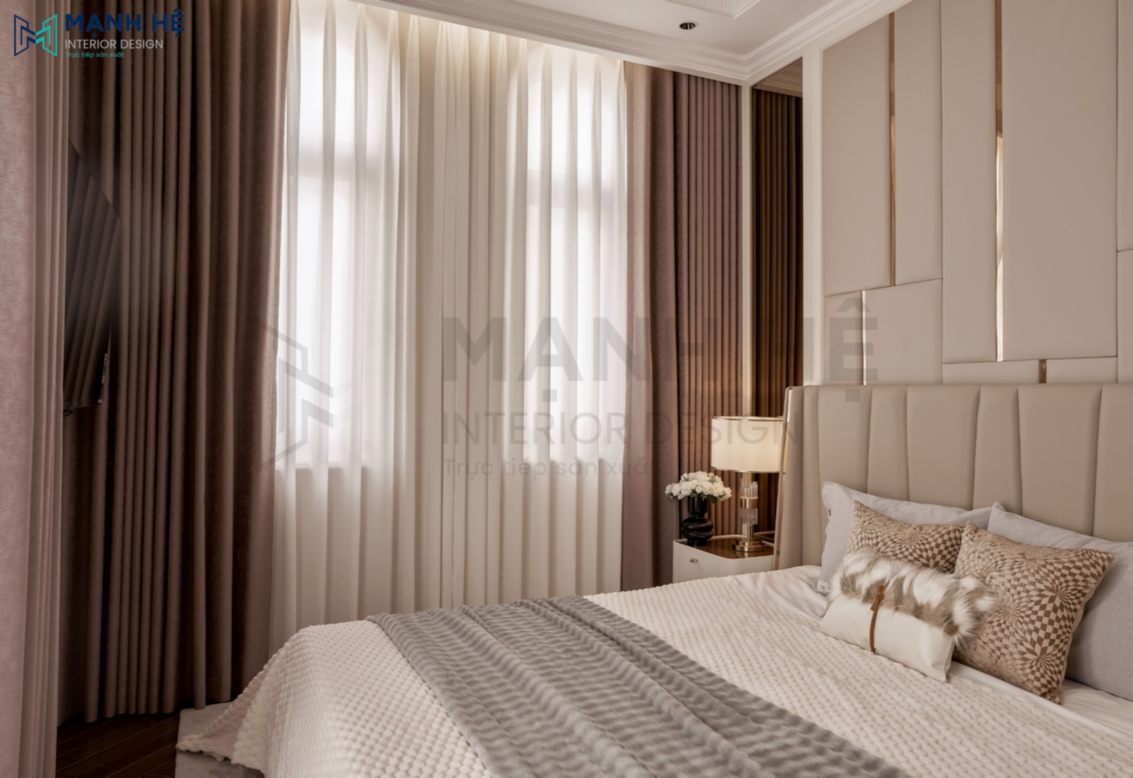 Vách đầu giường bọc nệm êm ái kết hợp nẹp trang trí mạ vàng giúp tăng khả năng cách âm và thẩm mỹ sang trọng.