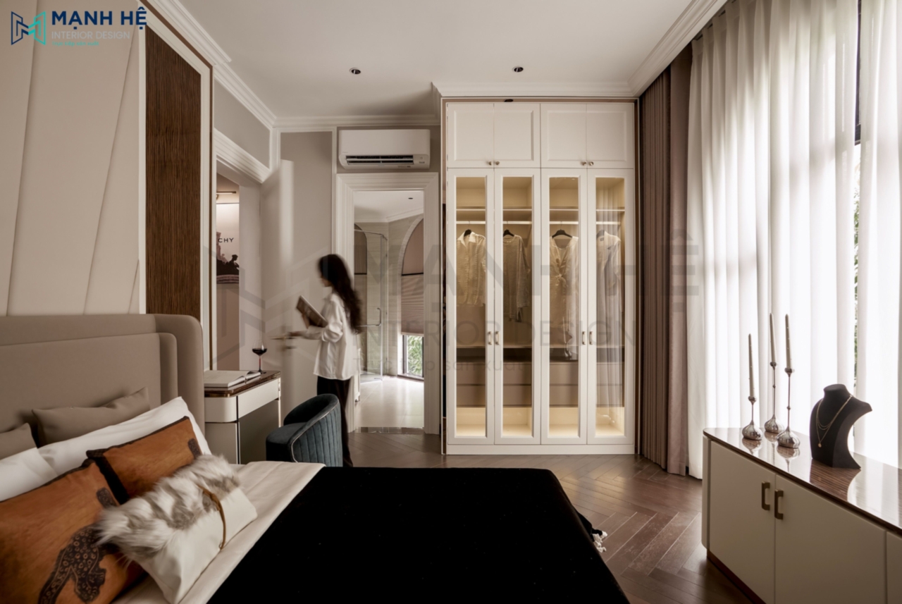 Tủ quần áo màu trắng kịch trần giúp tối ưu không gian lưu trữ và tạo cảm giác gọn gàng.